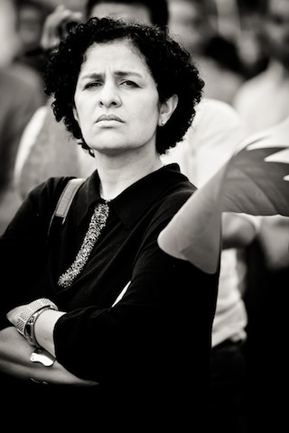 Η Rula Al-Saffar, μια γιατρός που φυλακίστηκε επειδή φρόντιζε διαδηλωτές. Εδώ, μπροστπα από το κτίριο των ΗΕ, Ιανουάριος του 2012 (φωτο Saeed Saif)