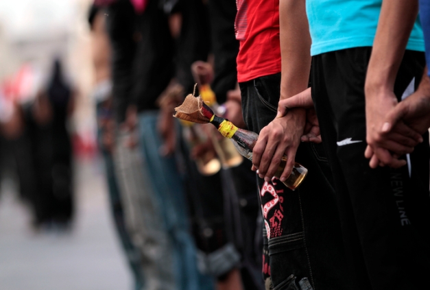 Διαδηλωτές που κρατούν βόμβες μολότωφ στη διαδήλωση στη Μαλκίγια, στις 28 Οκωβρίου 2012 (φωτο: Hasan Jamali/AP)