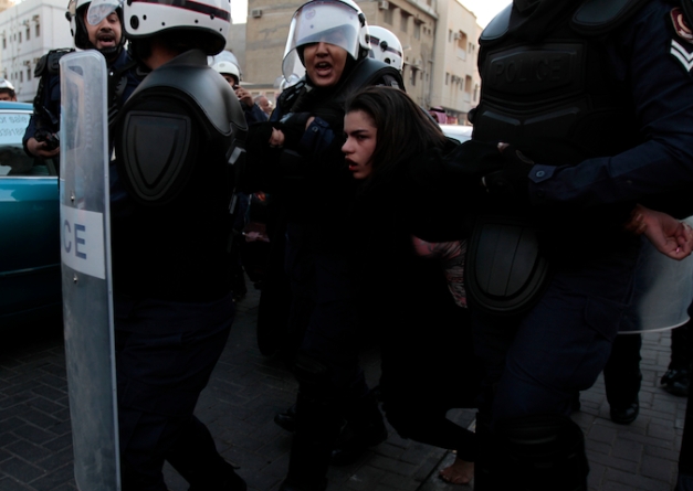 Η αστυνομία συλλαμβάνει διαδηλώτρια στη Μανάμα, στις 18 Ιανουαρίου 2013(φωτο: Hasan Jamali/AP)