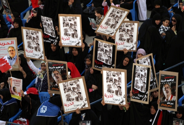 διαδήλωση στη Μέκσα στις 9 Φεβρουαρίου 2013. Τα συνθήματα είναι: " ελευθερία στα σύμβολά μας, στους κρατουμένους συνείδησης" (φωτο: Hasan Jamali/AP)