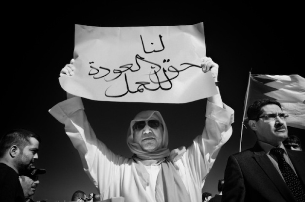 Το χαρτόνι του διαδηλωτή γράφει: "Έχουμε το δικαίωμα να επιστρέψουμε στις δουλειές μας", σε διαμαρτυρία έξω από το Υπουργείο εργασίας, στην Isa Town, το Νοέμβριο του 2011. Πολλοί εργαζόμενοι απολύθηκαν από την κυβέρνηση όταν ξεκίνησαν οι διαμαρτυρίες (φωτο Saeed Saif).